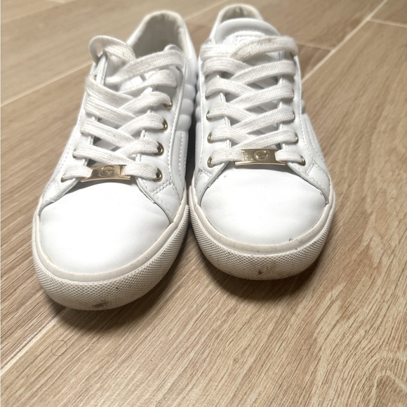 Guess white leather sneakers size 6.5- lightly worn - Picture 3 of 5
